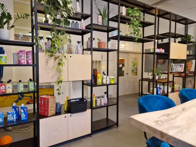 Roomdivider gemaakt van gecoate stellingkasten met een doorloop en deurensets speels geplaatst.