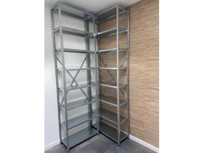 Smalle stellingkasten opgesteld in een hoek met kruisschoren voor de stabiliteit.