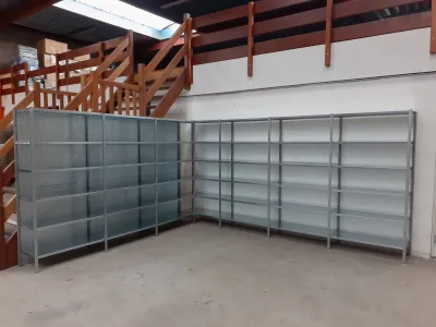 Stellingkasten haaks geplaatst in magazijn met sterke legborden die verstelbaar zijn.