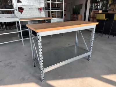 Werkbank geschikt als paktafem met een MDF 38mm bovenblad en één metalen onderblad.