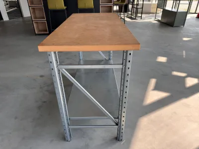 Vaste werkbank met staal frame en blad van 38mm MDF.