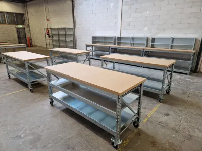 verrijdbare werkbanken toegepast in magazijn voor toepassing als paktafel en zware werkbank.