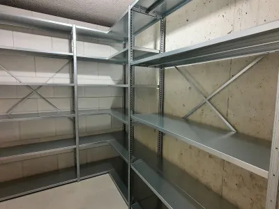 Metalen stellingkast haaks geplaatst in een hoek met diepe sterke legplanken.jpg