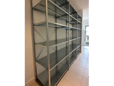 Wandstelling 250cm hoog, vier meter lang met zes legborden per sectie.