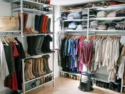 Inloopkast handig ingedeeld voor overzicht van je garderobe in je kledingkamer.