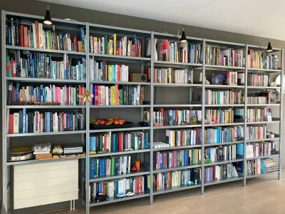 Boekenkast metaal | 200x205x30cm | 16 legborden