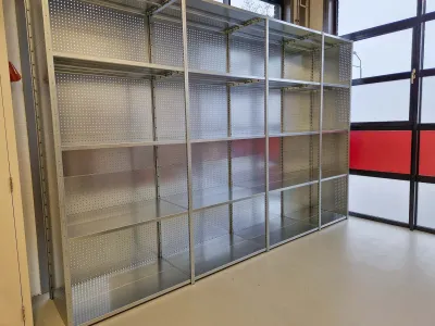 Open stellingkast met perfo zij- en achterwanden tegen uitval van de materialen.