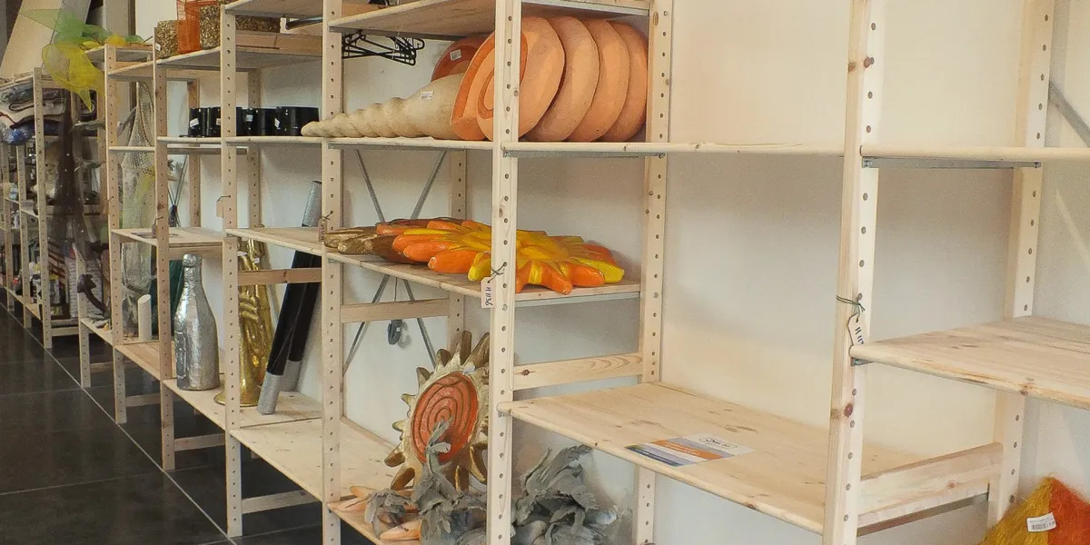 Houten presentatierek – Duurzame en veelzijdige opslag