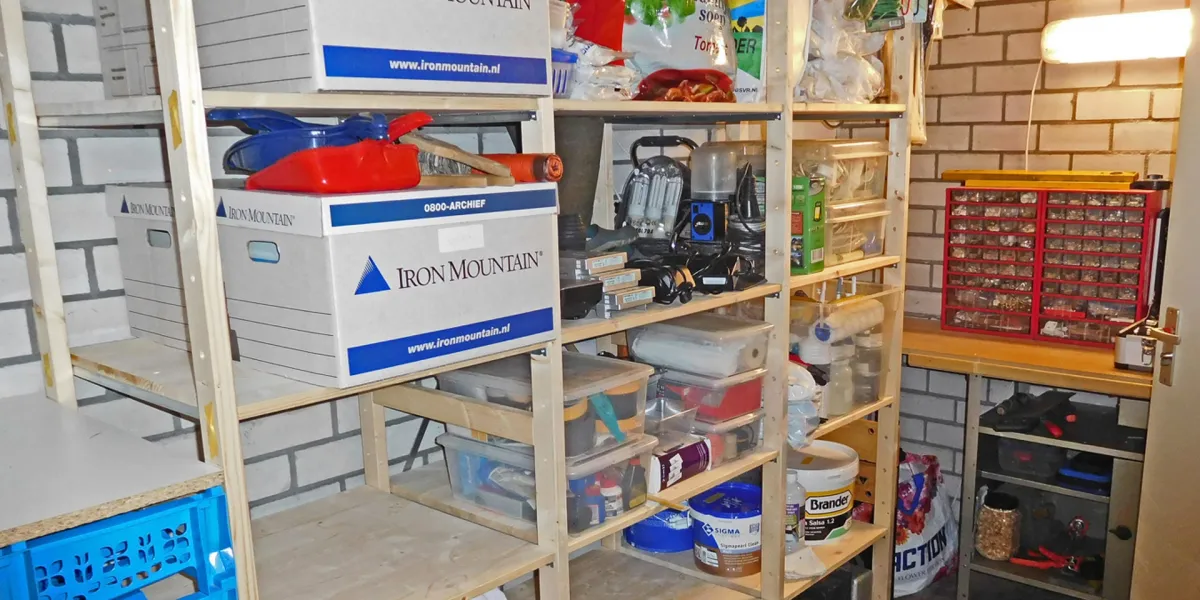 Moderne boekenkast metaal met verstelbare planken, passend bij elk interieur design.