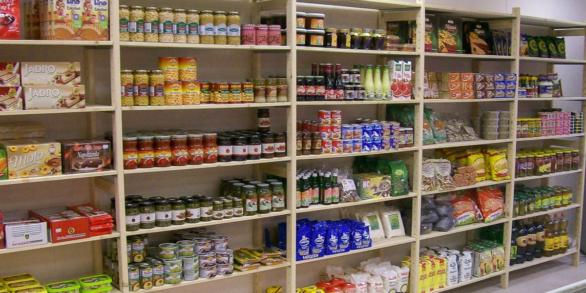 Aantrekkelijke houten stelling voor winkelpresentaties