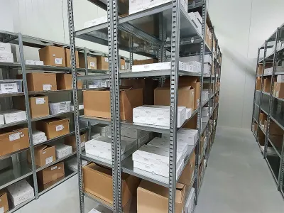 Archiefrekken van staal met verstelbare legborden. Geschikt voor ordners en archiefdozen.