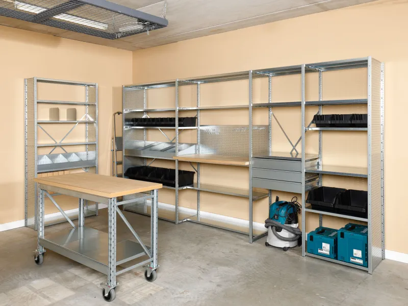 Stalen stellingkast in de garage, geschikt voor het opbergen van gereedschap en materialen.