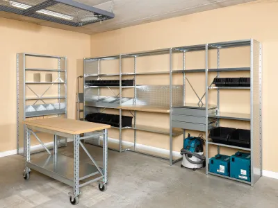 Stalen stellingkast in de garage, geschikt voor het opbergen van gereedschap en materialen.