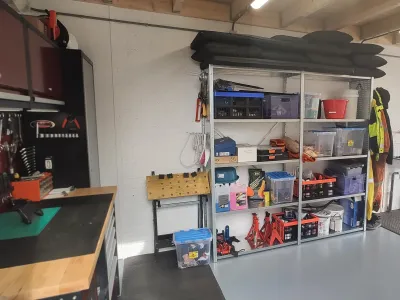 Metalen werkplaatskast met vakverdeling en sterke legborden voor efficiënte organisatie van gereedschap.