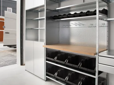 Zware metalen opbergrek met hoge draagkracht voor het opslaan van gereedschapskisten en kratten in de werkplaats.