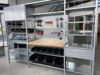 Brede garagekast met lades en draaideuren, geschikt voor het opbergen van kleding en zware materialen.
