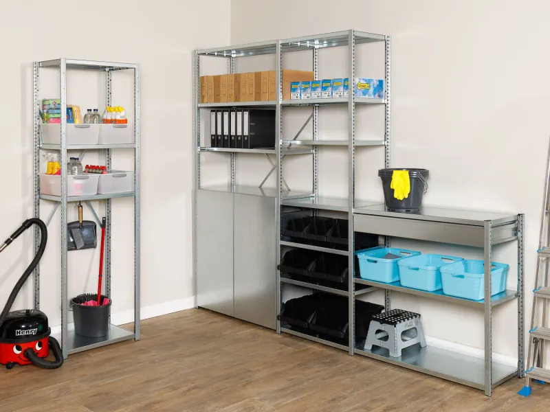 Metalen opbergrek met meerdere legborden, ideaal voor het organiseren van de garage, schuur of bijkeuken..