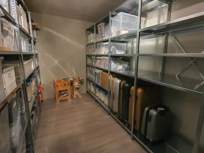 Opbergrek met plastic voetjes ter bescherming van de vloer, ideaal voor thuisgebruik in kantoor of kelder.