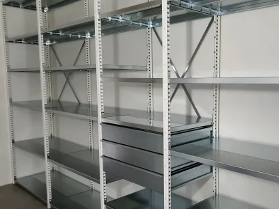 Stabiel metalen opbergrek met lades voor kleine materialen, geschikt voor zware dozen in berging of garage.