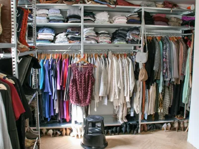 Pasklare stellingkast voor een georganiseerde inloopkast, met ruime legborden voor kleding en accessoires.