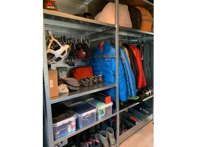 stellingkast in de inloopkast met handige accessoires zoals vakverdeelsets, garderobestang en perfo achterwand.