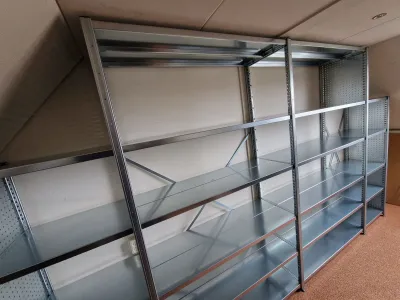 stellingkast die optimaal gebruik maakt van de ruimte onder een schuin dak.