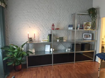 Metalen wandkast in drie verschillende hoogtes voor speels effect in woonkamer opstelling.