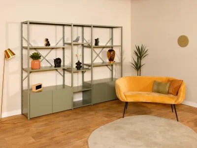 Moderne groene wandkast van stellingkast.nl mwr metalen deuren mee gecoat in dezelfde kleur.