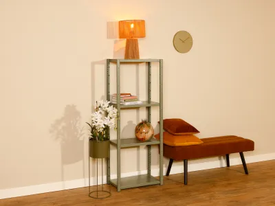 Wandkast van verzinkt staal met groene poedercoating, perfect voor opslag en presentatie in verschillende ruimtes.