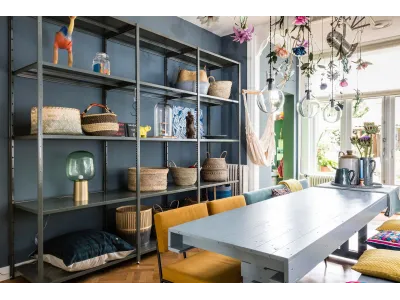 Industriële wandkast met ruime planken en kruisschoren voor stabiliteit, ideaal als opbergmeubel in een moderne woonkamer.