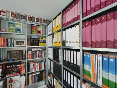 Kantoor aan huis optimaal ingericht met opbergrekken van stellingkast.nl
