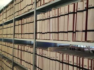 Opbergrek als archiefkast gebuikte met gelijk verdeelde legborden voor archivering van bladmuziek.