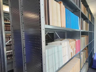 Stalen archiefkast met perfo zijwanden tegen uitvallen van boeken.