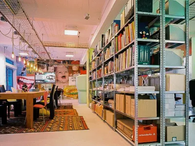 Stellingkast als scheidingswand opgesteld in een grote open kantoorruimte.