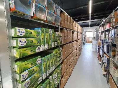 Efficiënte magazijninrichting met duurzame stellingkasten voor maximale opslagruimte.