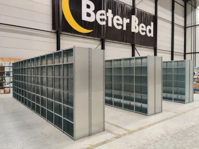 Praktische metalen stellingkast in een magazijn, ideaal voor efficiënte orderpicking.