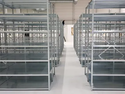 Efficiënte magazijninrichting met duurzame stellingkasten voor maximale opslagruimte."