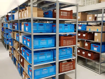 Hoogwaardige magazijnstellingen met planken, perfect voor een overzichtelijke opslag van zware kratten en dozen.