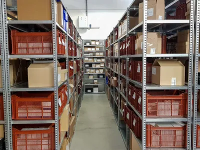 Magazijnstellingen met smalle looppaden om efficiënt orders te picken