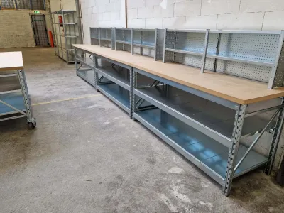 Werkplekken van werkbanken in een grote werkplaats.