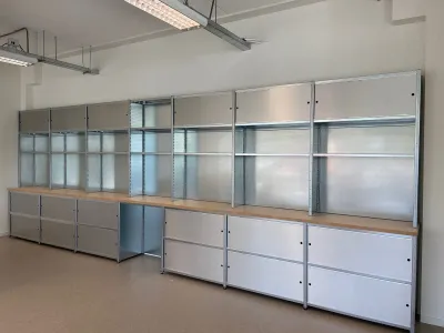 Werplaatsinrichting met stellingkasten die zijn ingericht als wekbank met opslag eronder en erboven.