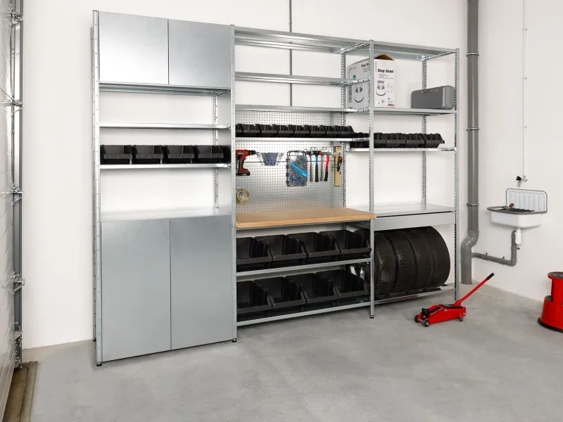 Werkplaastkast in staal met handig werkblad en achterwand met haken voor gereedschap.