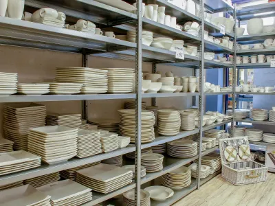 Robuuste sterke metalen stellingkast met voldoende draagkracht voor zwaar servies.