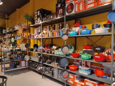 Winkelstelling in de kleur antraciet gecoat voor industriële winkelinrichting met open uitstraling.
