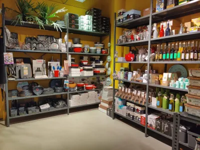 Multifunctionele winkelstellingen in kleur gecoat en gemaakt van stellingkasten voor het overzichtelijk uitstallen van producten