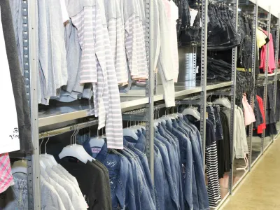 Confectiestellingen van stellingkasten voor opslag van hangende garderobe.
