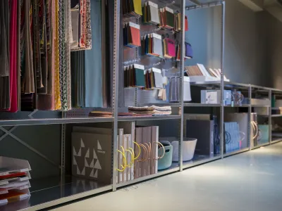 Prachtig uitgevoerde stellingkast voor het presenteren van gordijn stalen en behangboeken voor woninginrichting.
