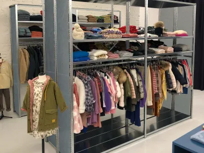 Presentatie van garderobe met de confectiestelling van stellingkast.nl