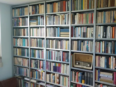 Stellingkast als moderne boekenkast met verstelbare planken voor boeken en decoratieve items.