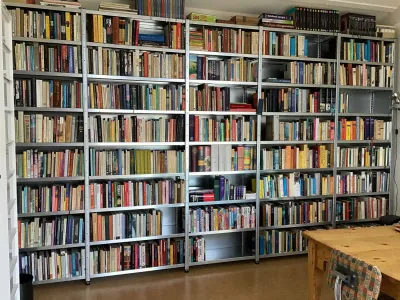 Stellingkastwand zorgt voor een volle muur van boeken tot aan het plafond.